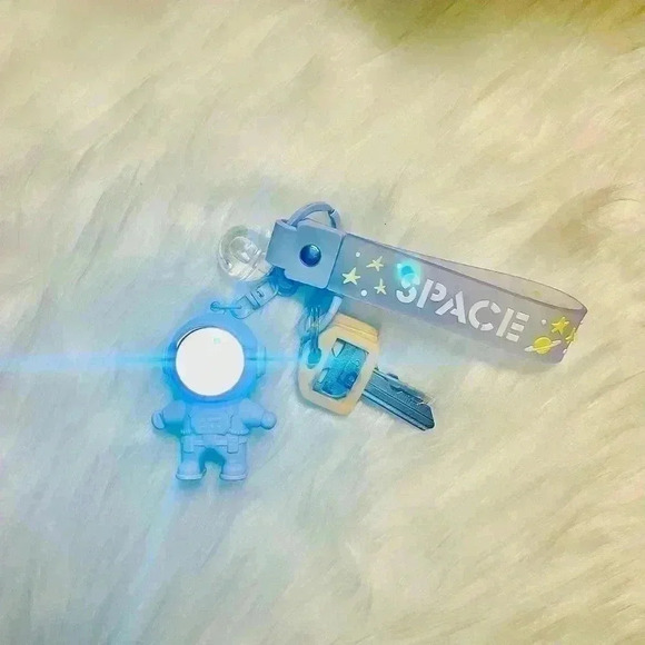 Purple Astronaut Keychain - Picture 7 of 9